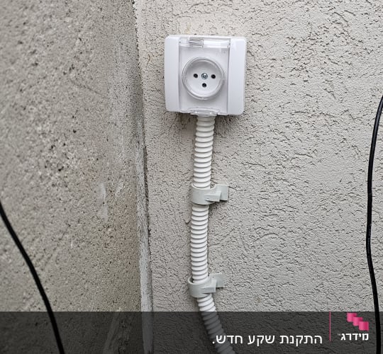שקע חשמל עם כיסוי פלסטיק, מולטימטר אדום